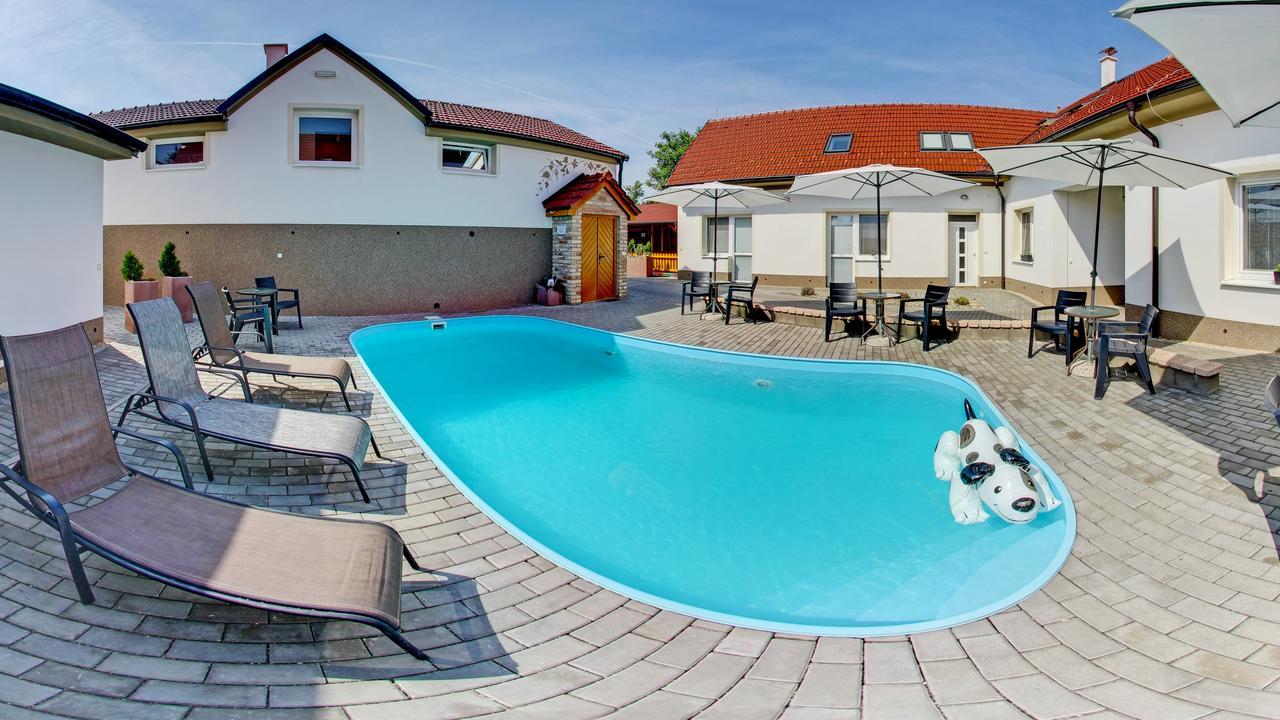 Penzion Kratochvil Dolní Dunajovice Exteriör bild