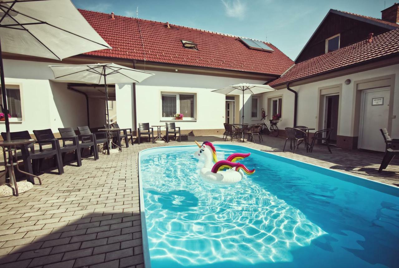 Penzion Kratochvil Dolní Dunajovice Exteriör bild