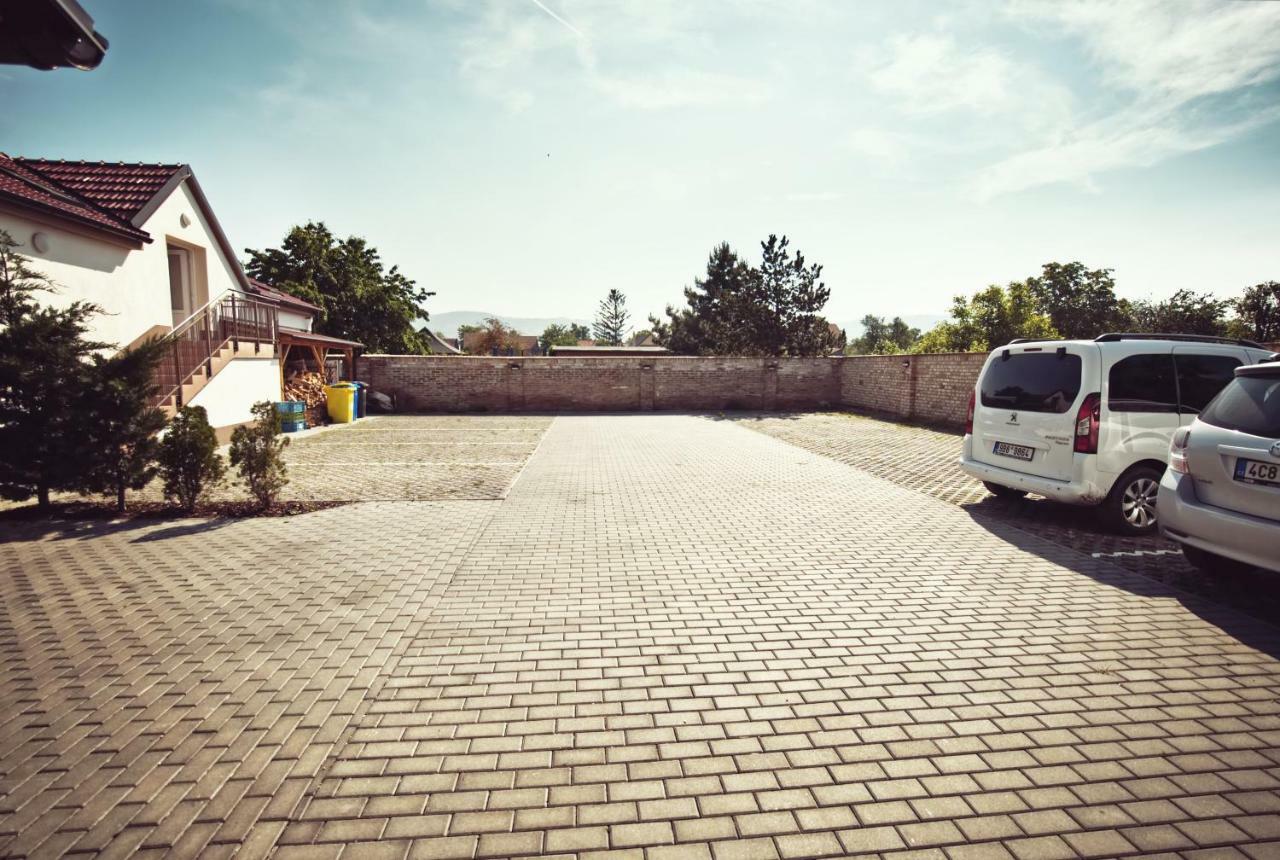 Penzion Kratochvil Dolní Dunajovice Exteriör bild