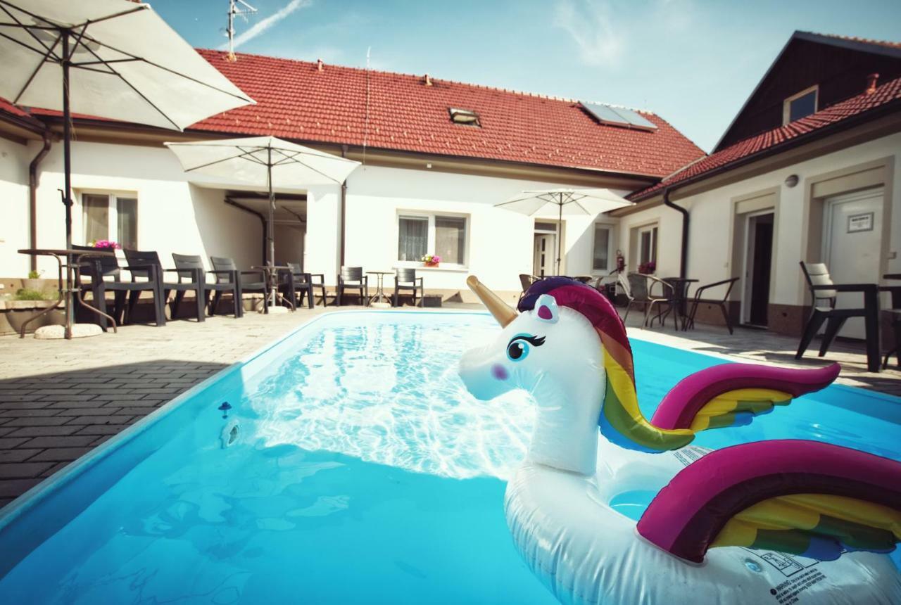 Penzion Kratochvil Dolní Dunajovice Exteriör bild